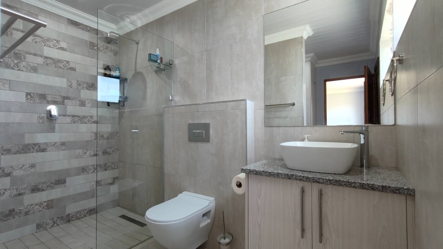 4 Bedroom Property for Sale in Outeniquasbosch Western Cape